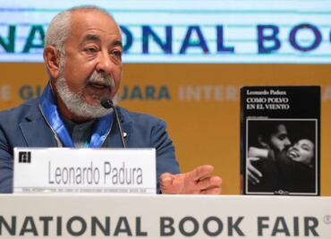 Leonardo Padura recibe la Medalla Carlos Fuentes, que le concedió la FIL en 2020