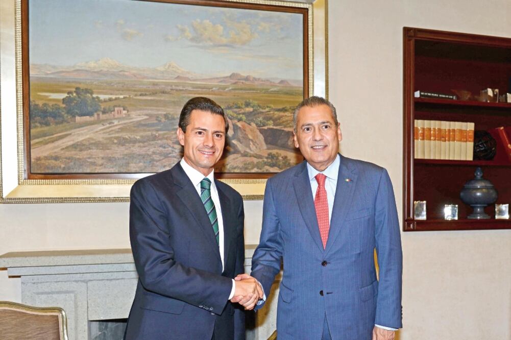 El presidente Enrique Peña Nieto y el nuevo líder nacional del PRI, Manlio Fab io Beltrones, dialogaron sobre los temas pendientes de la agenda nacional (ESPECIAL)