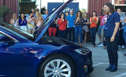 Por buen jefe le regalan un Tesla