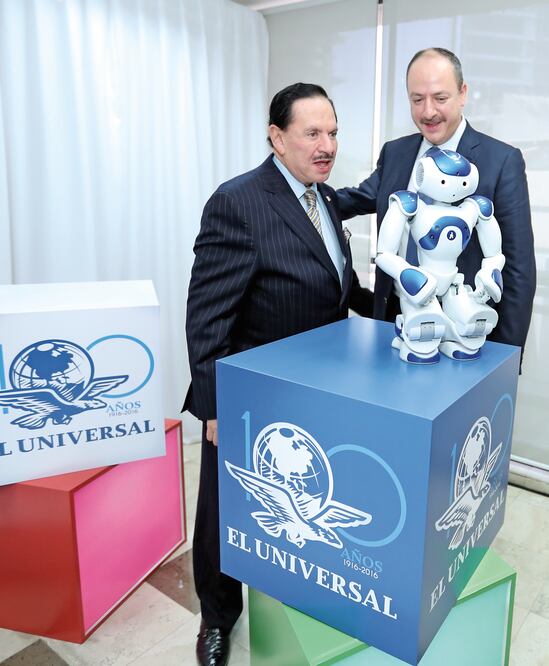 Durante la ceremonia fue presentado el robot El Uni, que representa la tecnología de última generación y abre las puertas a nuevos periodistas (LUCÍA GODÍNEZ. EL UNIVERSAL)
