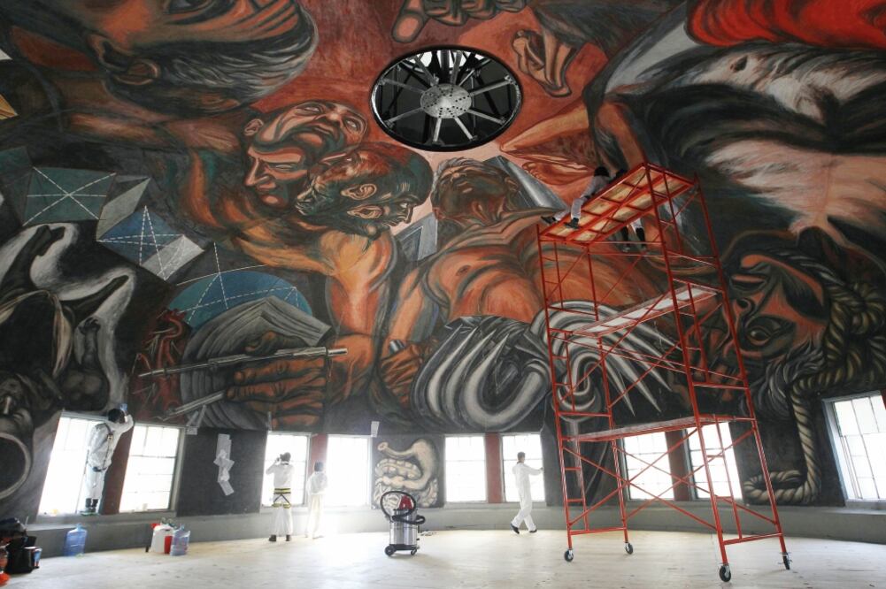 El trabajo en los murales "El hombre creador y rebelde" y "El pueblo y sus falsos líderes" duró cuatro meses. (EFE)