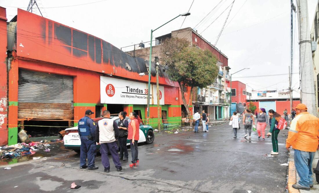 El martes, bomberos realizaron trabajos de enfriamiento en la bodega siniestrada para evitar que se volviera a encender. Foto: HUGO GARCÍA. EL UNIVERSAL