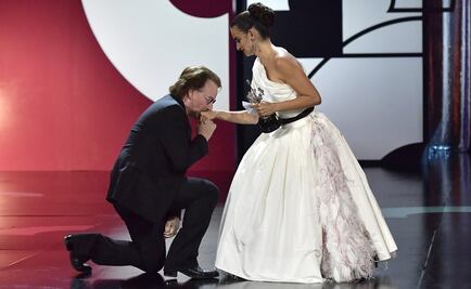 Bono se arrodilla ante Penélope Cruz