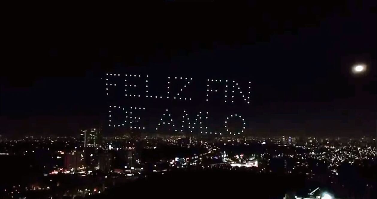 La noche del pasado jueves, con drones se formaron mensajes en algunas zonas de la Ciudad de México. Foto: Especial
