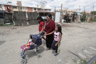 Lectores de EL UNIVERSAL ofrecen apoyo a familia marginada para educación