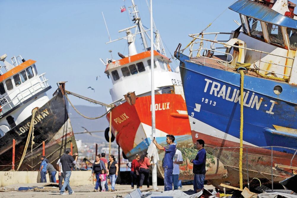 Barcos quedaron varados en las calles de Coquimbo, en Chile, luego de ser arrastrados por el mar, tras el tsunami que sucedió al terremoto de magnitud 8.4, la noche del miércoles (IVÁN ALVARADO. REUTERS)