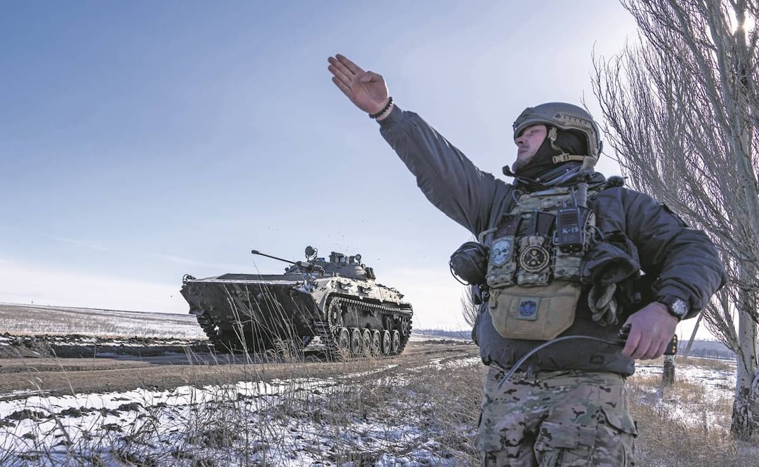 Un comandante ucraniano da instrucciones a un vehículo de combate, antes de disparar contra posiciones rusas en la región de Donetsk.