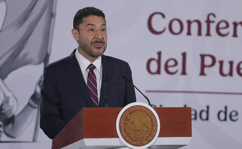 Martí Batres, titular del ISSSTE, durante la conferencia de prensa de la presidenta Claudia Sheinbaum (18/08/2026). Foto: Gabriel Pano / EL UNIVERSAL