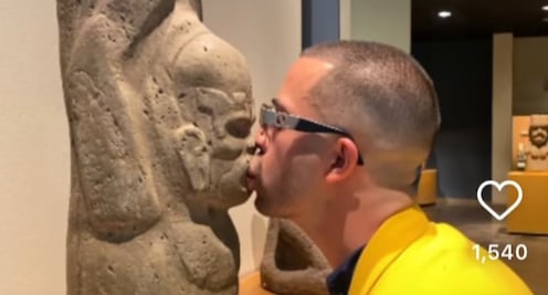 Crítica internacional revisa el performance en que Pepx Romero besó piezas prehispánicas