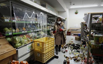 Largas filas para conseguir agua y comida tras el devastador terremoto en Japón