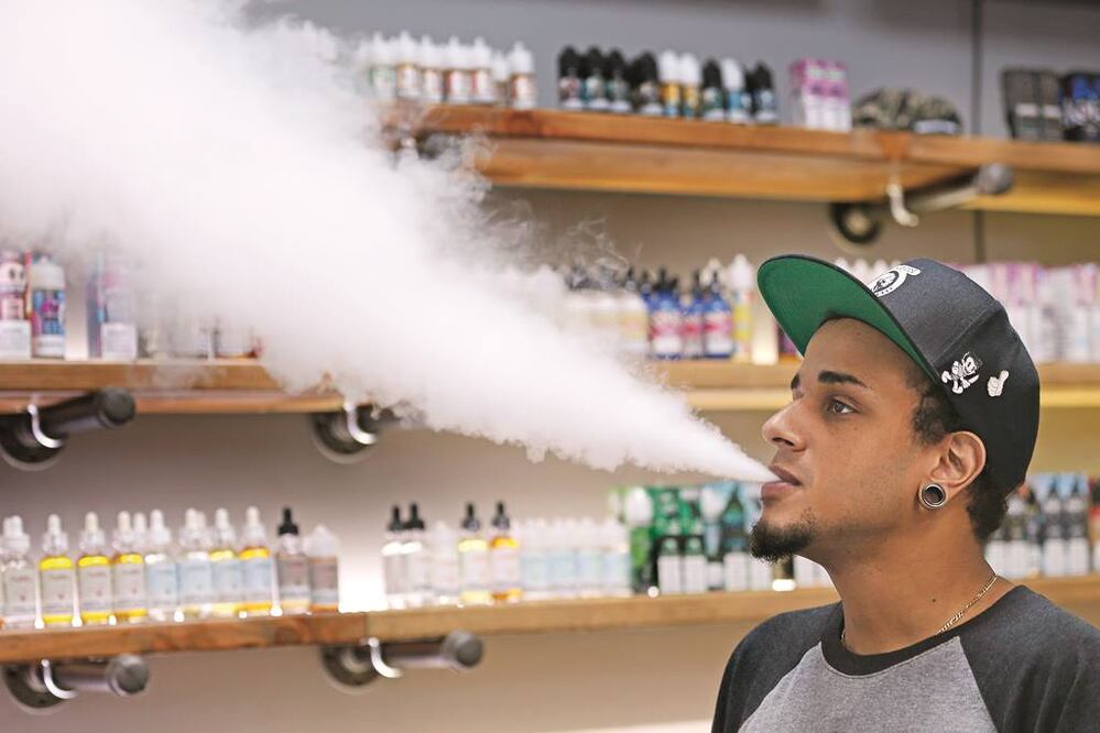 De acuerdo con la Encuesta global de Tabaquismo en Adultos 2023 el número de usuarios de vapeadores aumentó de 975 mil a 2.1 millones de 2019 a 2023. Foto/ROBERT F. BUKATY. AP