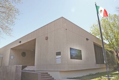 Se quejan connacionales por atención en consulados