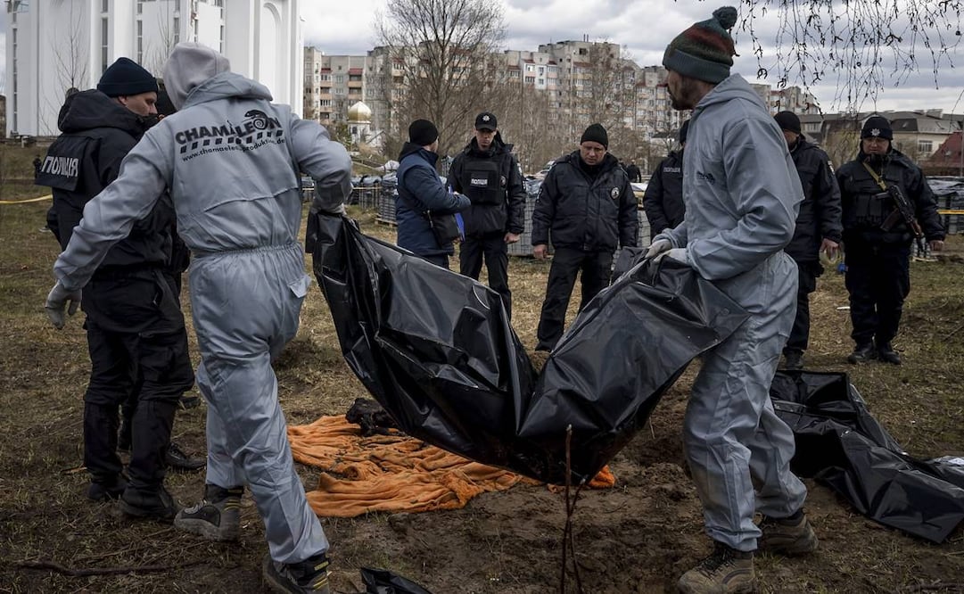 Personal forense trabaja en la zona donde han encontrado una fosa común detrás de la iglesia St Andrew Pervozvannoho, en Bucha (Ucrania). Foto: Miguel Gutiérrez/EFE
