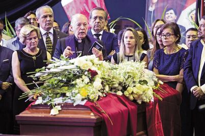 Miles de peruanos dicen adiós a Alan García