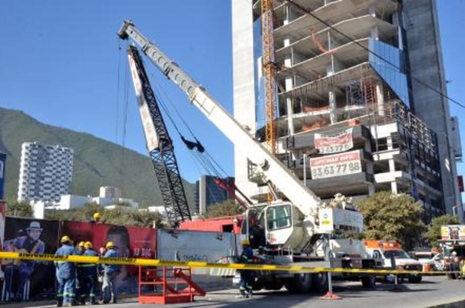 Continúan búsqueda de mujer desaparecida en derrumbe de Monterrey