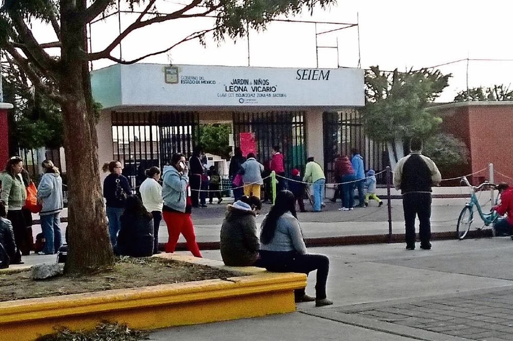 Padres de familia del kínder Leona Vicario afirmaron que el familiar de un menor confirmó que estaba contagiado de influenza estacional. Dijeron que pese a tener esta información, las autoridades del plantel no tomaron medidas al respecto (JUAN BARRERA)