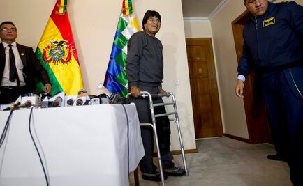 Morales reaparece con andador ortopédico 