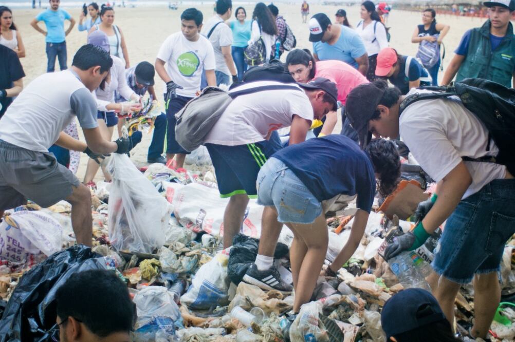 Unas 250 personas se unieron a la iniciativa ¿Esto es Suyo?, que intenta hacer visibles cuáles son las empresas que más contaminan este recurso natural. (CORTESÍA GREENPEACE)