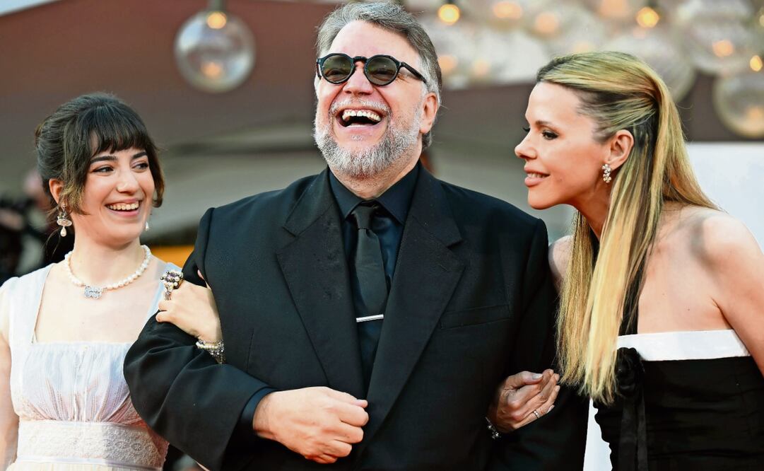 El realizador mexicano llegó sonriente junto a su hija, Mariana Rodríguez del Toro (izquierda), y su esposa, la guionista Kim Morgan (derecha). Foto: EFE