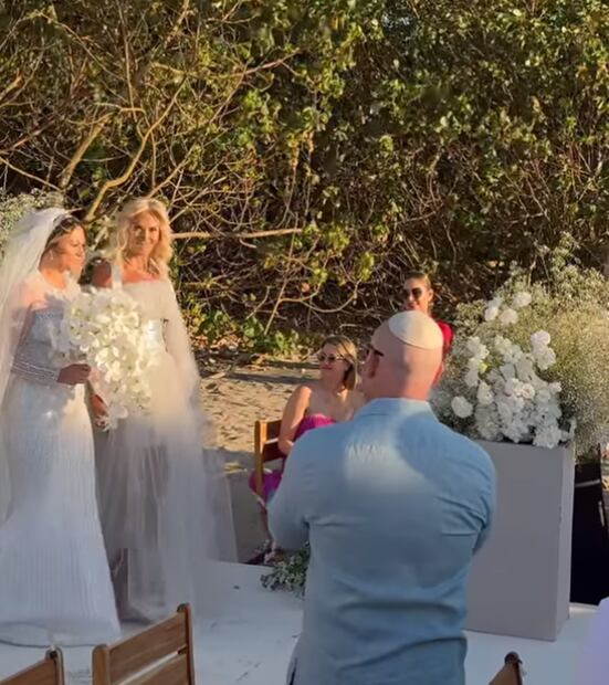 Adela Micha entrega a su hija Therese en su boda.
Foto: Instagram