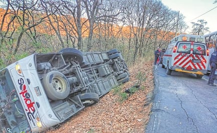 Volcadura de autobús deja 18 lesionados