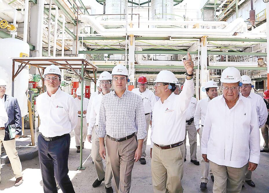 El gobernador Rafael Moreno y el director general de Pemex, Emilio Lozoya, durante un recorrido (ESPECIAL)