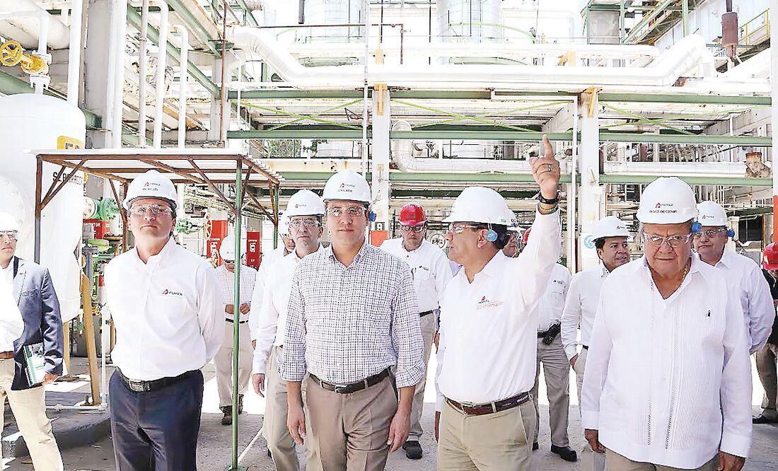 El gobernador Rafael Moreno y el director general de Pemex, Emilio Lozoya, durante un recorrido (ESPECIAL)