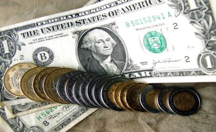 Dólar cierra en $16.76; baja 16 centavos