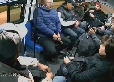 “A ver señores, quietos prietos”, así asaltan en un minuto combi del Edomex