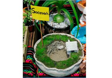 ¡Otra vez el socavón de Puebla! Ahora venden la maceta alusiva, tiene hasta casita 
