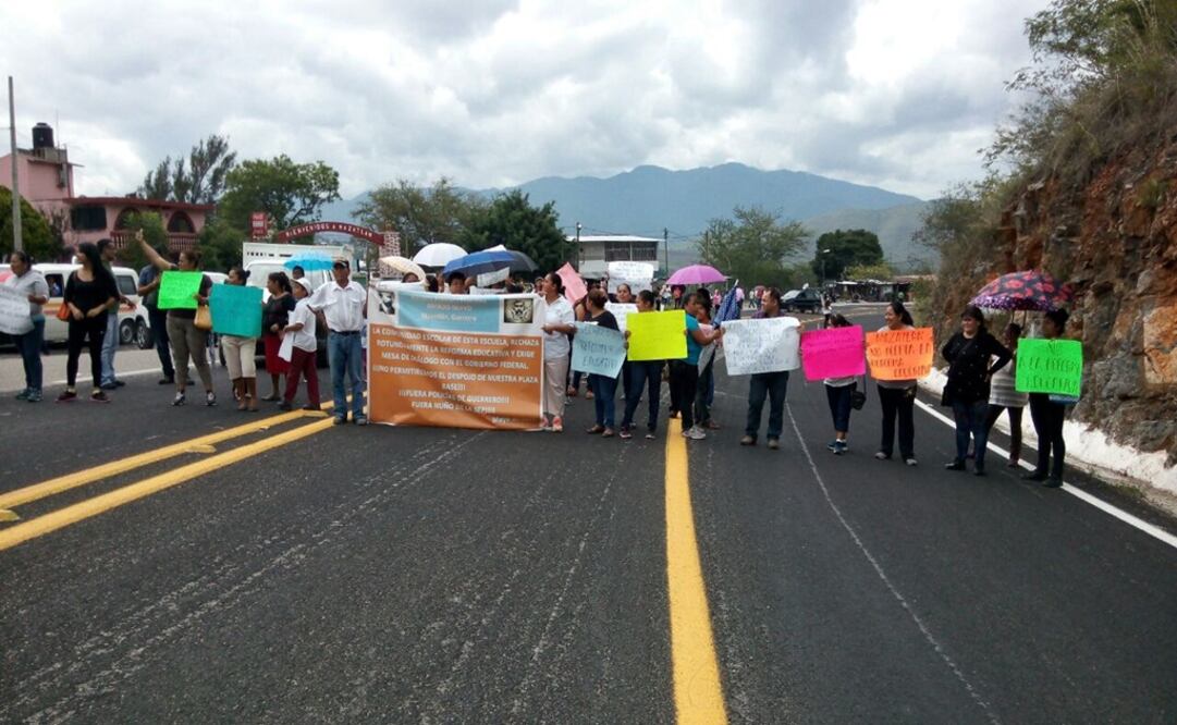 Habitantes del poblado de Mazatlán bloquearon la carretera federal México-Acapulco. Foto: Dassaev Téllez/ EL UNIVERSAL