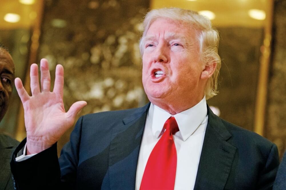 Trump habla con la prensa en el lobby de su edificio, en Nueva York (EVAN VUCCI. AP)