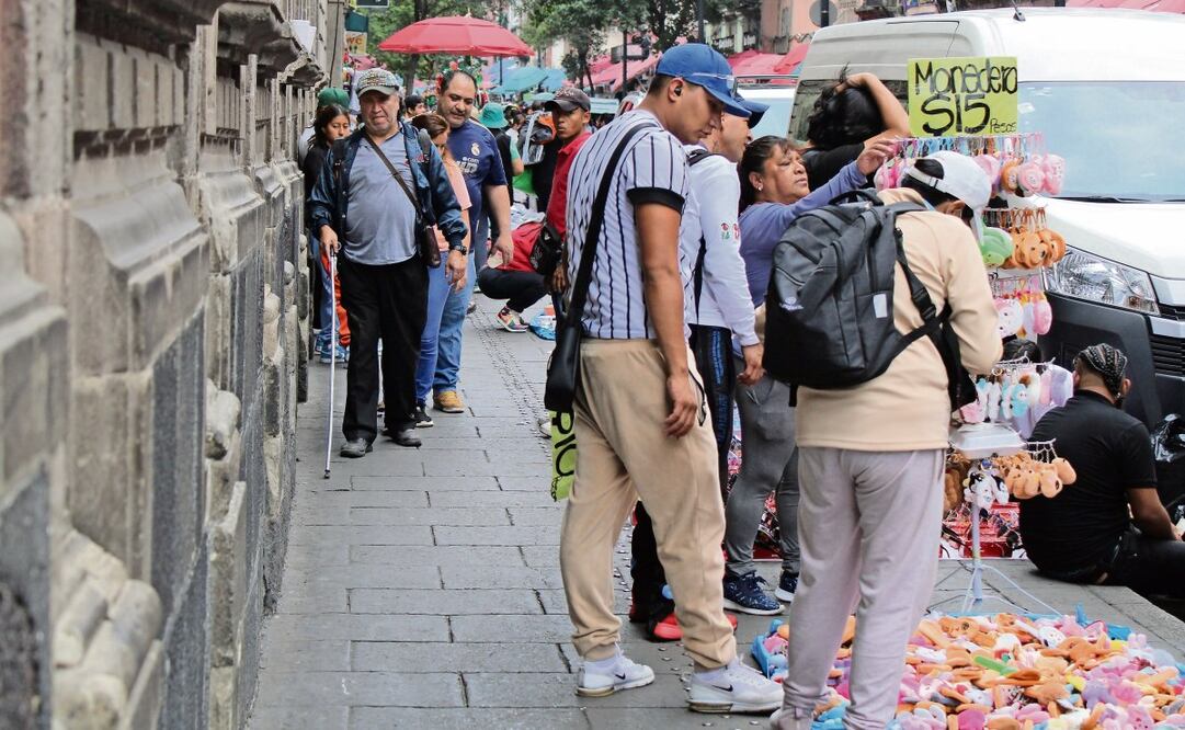 En los alrededores del Zócalo, como en la calle Correo Mayor, el ambulantaje ha ido en aumento. Foto: Darío Luna / EL UNIVERSAL
