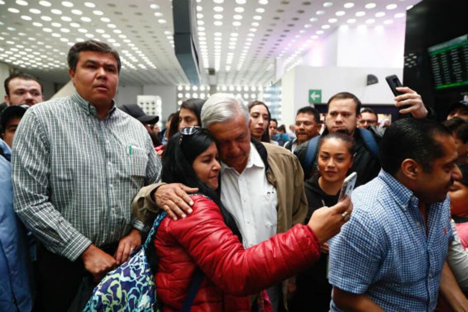 AMLO muestra amuletos de la suerte previo a visitar tierra de “El Chapo”