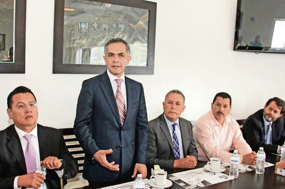 De gira por Michoacán y acompañado por el presidente del PRD estatal, Carlos Torres Piña, así como diputados locales y federales, Miguel Ángel Mancera solicitó alentar el incremento salarial desde sus territorios (ESPECIAL)