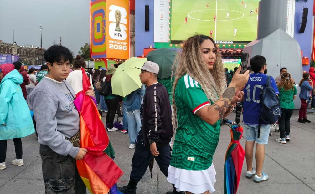 Asistentes de la 48 Marcha del Orgullo LGBTTTIQA+ llegan al Zócalo de la Ciudad de México, donde, desde el pasado 11 de junio, está colocado el FIFA Fan Fest en el marco de la Copa Mundial de Futbol 2026. Foto: Eduardo Dina / EL UNIVERSAL