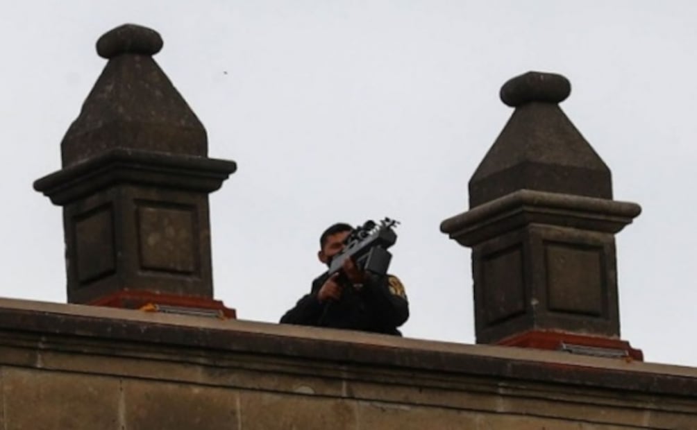 Captan a hombres en Palacio Nacional; aseguran que "arma" es antidrones