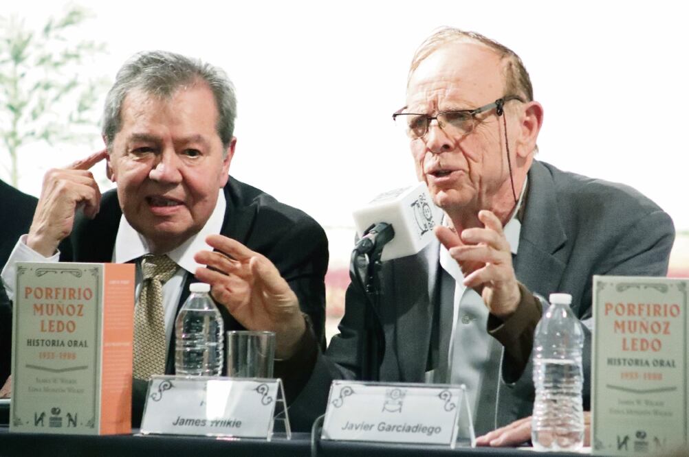 Porfirio Muñoz Ledo (izq.), y James Wilkie, ayer durante la presentación del libro en la Casa Lamm en la Ciudad de México.