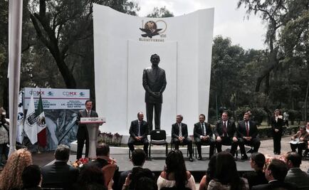 Develan escultura en honor a Juan Francisco Ealy Ortiz