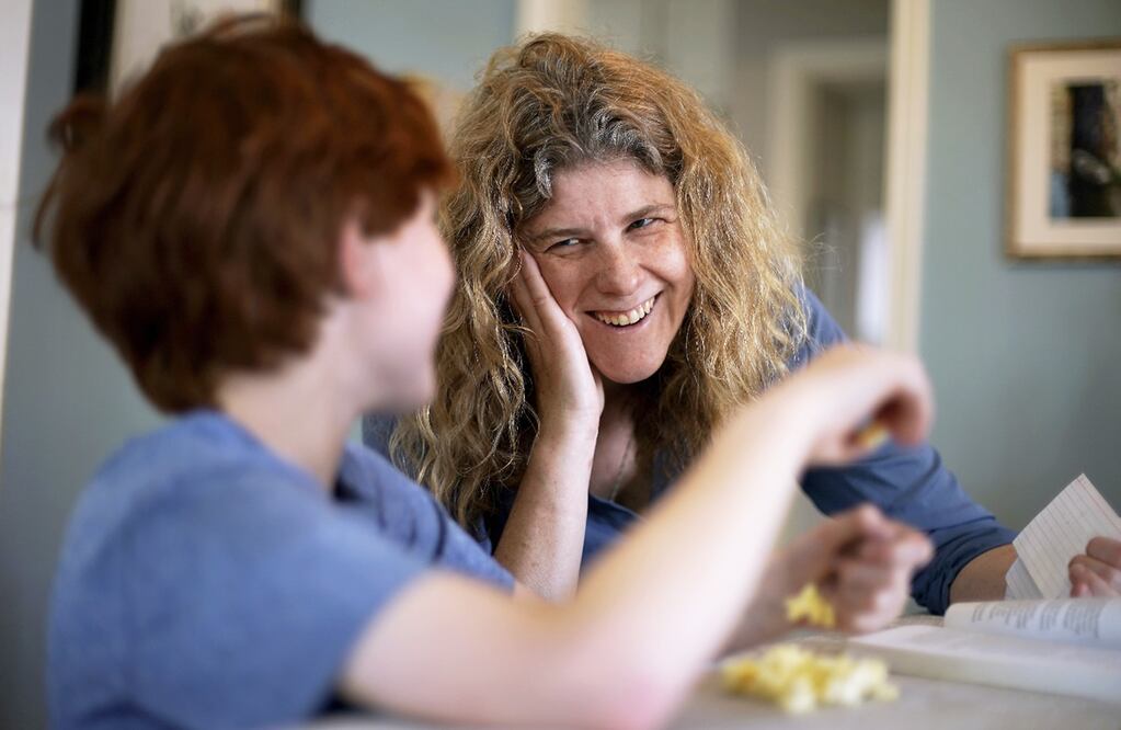 Grandes pensadores y pensadores han dedicado parte de su literatura a escribir acerca del vínculo que les une a sus madres.
Foto: AP / Charlie Riedel
