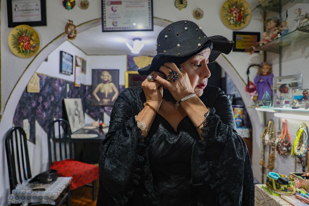 Emma Yessica Duvali, activista en pro de los derechos trans y vedette durante la década de 1980, en su residencia en Nezahualcóyotl. Foto: Paola Reyes /El Universal