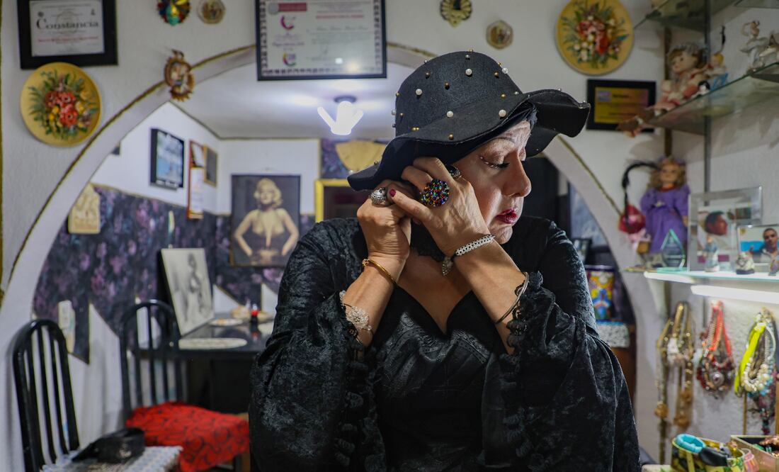 Emma Yessica Duvali, activista en pro de los derechos trans y vedette durante la década de 1980, en su residencia en Nezahualcóyotl. Foto: Paola Reyes /El Universal
