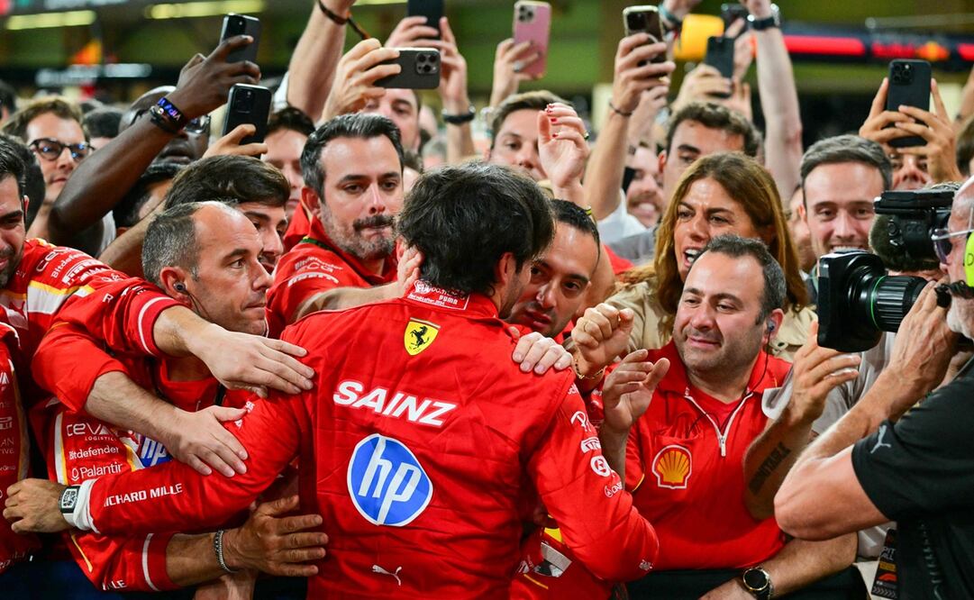 Carlos Sainz en festejo con el equipo de Ferrari, tras la carrera del Gran Premio de Abu Dhabi - Foto: AFP