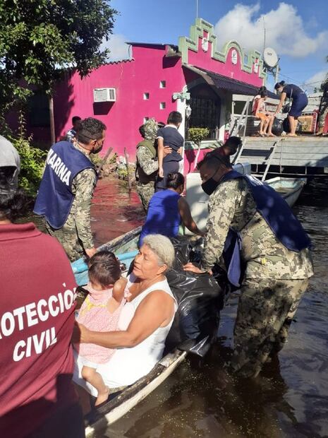 Marina evacúa a 472 habitantes de Centla, afectados por lluvias e inundaciones en Tabasco