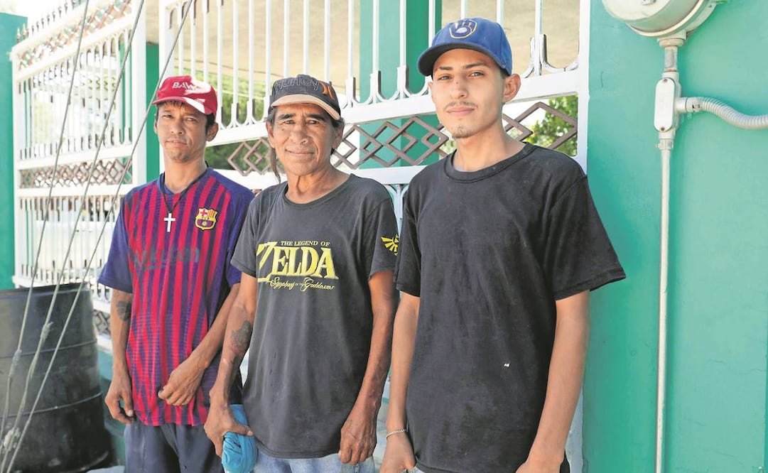 Don Sebastián (centro) y sus hijos encontraron en las minas de carbón un sustento, aunque advierten del constante peligro por el que pasan. Foto: Diego Simón/EL UNIVERSAL