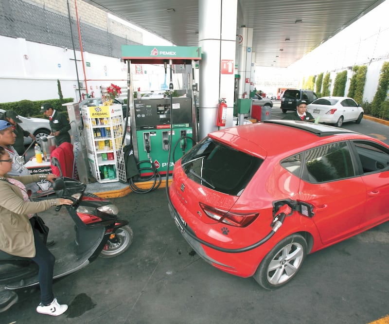 La organización de gasolineros pidió revisar la ampliación al plazo a Pemex para reducir el nivel de contaminantes en sus combustibles para las zonas metropolitanas de Guadalajara y Monterrey. Foto: ARCHIVO EL UNIVERSAL