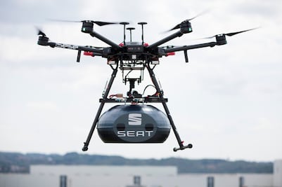 SEAT utiliza drones para trasladar piezas en su planta