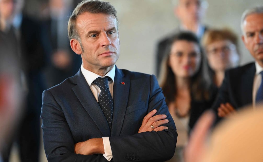 El presidente de Francia, Emmanuel Macron, observa durante una visita a la abadía benedictina de Pontlevoy, como parte de la 42.ª edición de las Jornadas Europeas del Patrimonio, en Pontlevoy, en el centro de Francia, el 19 de septiembre de 2025. Foto: AFP