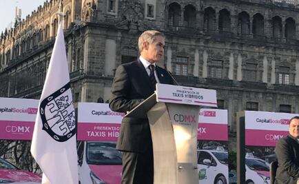 Miguel Ángel Mancera da banderazo de salida a 100 taxis híbridos