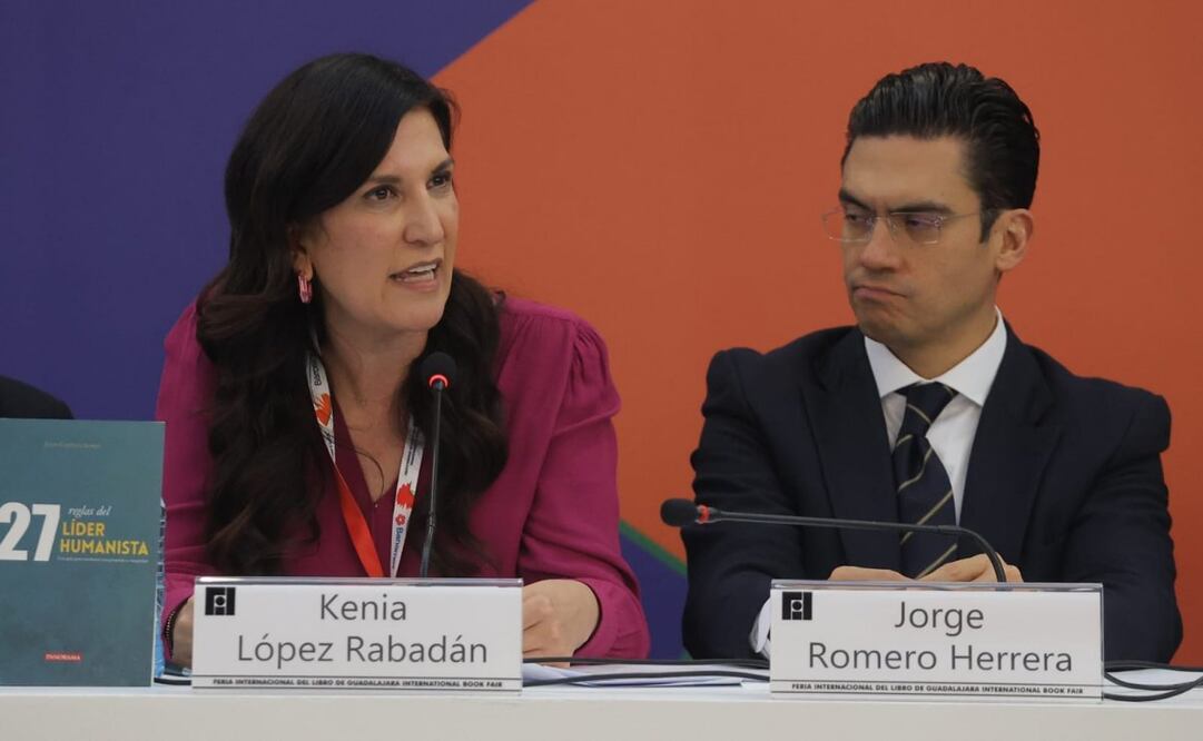 Kenia López Rabadán y Jorge Romero durante la presentación de los libros “El poder desmedido: cómo se desmanteló la democracia en México” y “27 Reglas del Líder Humanista” en la FIL Guadalajara este domingo 30 de noviembre de 2025. Foto: Gabriel Pano/ EL UNIVERSAL